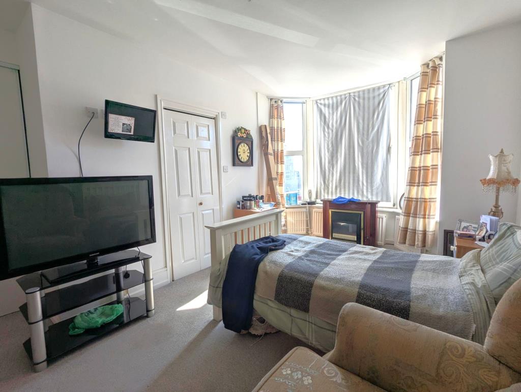 Lot: 37 - FORMER HOTEL PARTIALLY CONVERTED TO AN HMO WITH SCOPE FOR FURTHER CONVERSION - A View of one of the HMO Rooms
